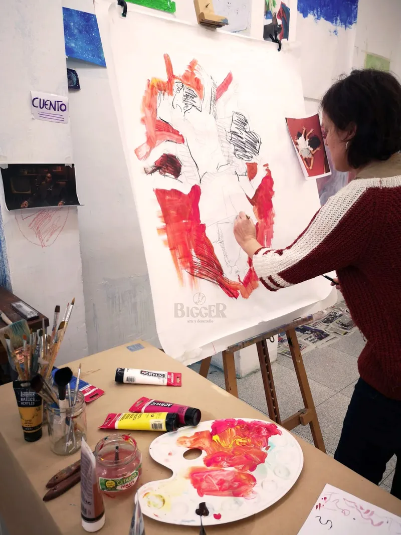 Itsaso pintando en el caballete durante una clase de BiGGeR
