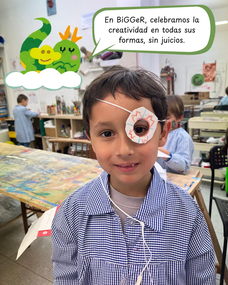 Niño con un parche pirata hecho a mano en una actividad del taller