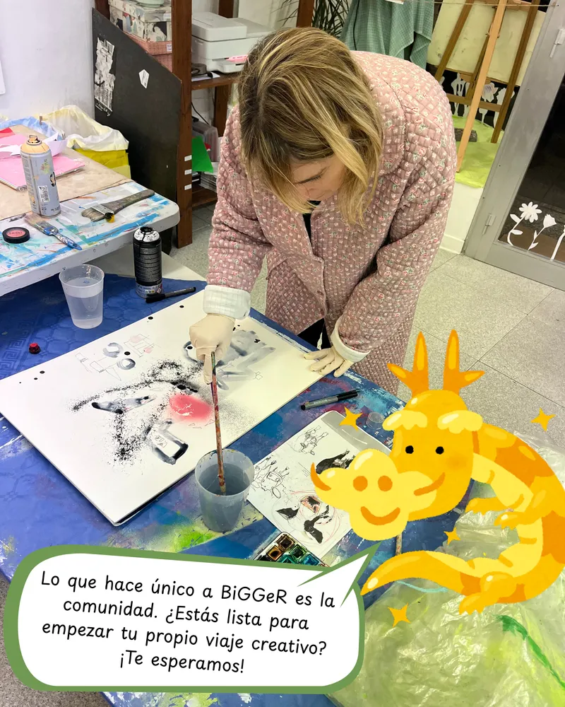Alumna dibujando en el taller junto al dragón de BiGGeR