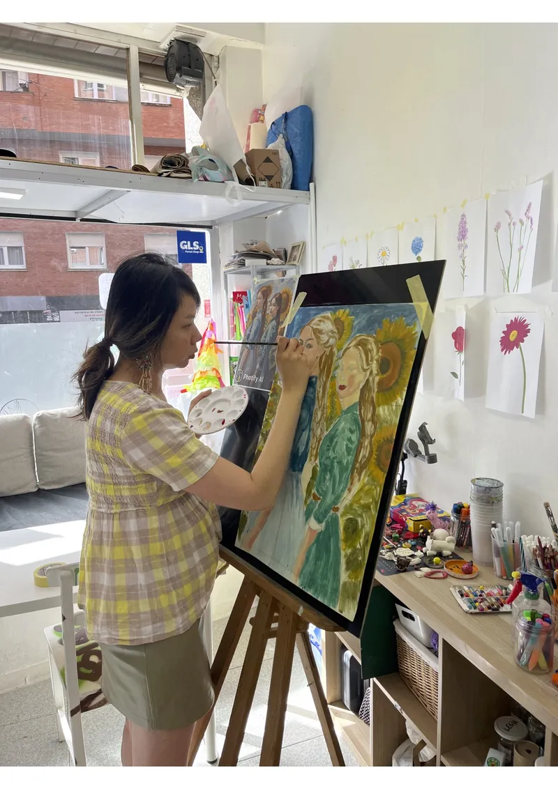 April pintando en el taller