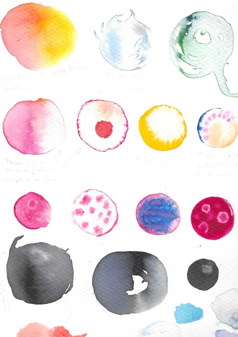 Pruebas de acuarela con manchas de color y anotaciones