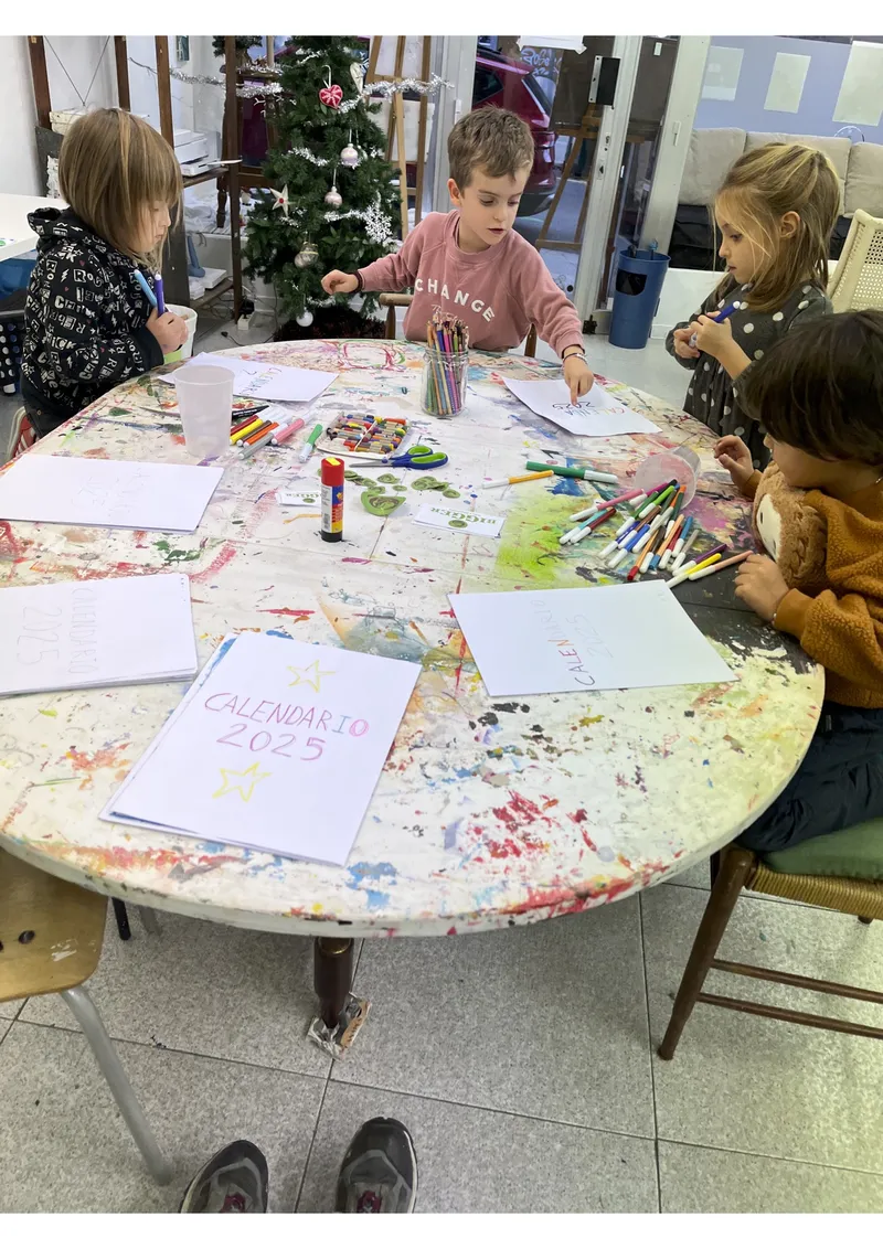 Calendario de adviento hecho a mano en el taller