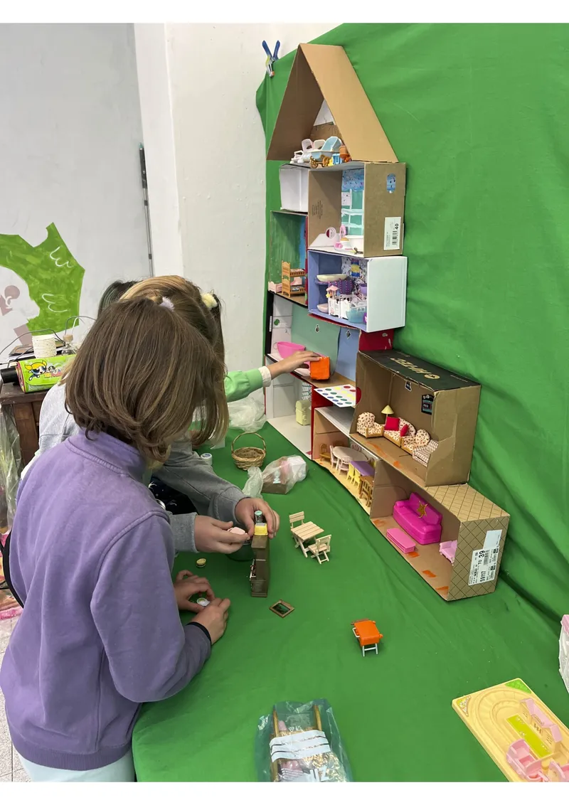 Casa de cartón construida por los peques en el taller