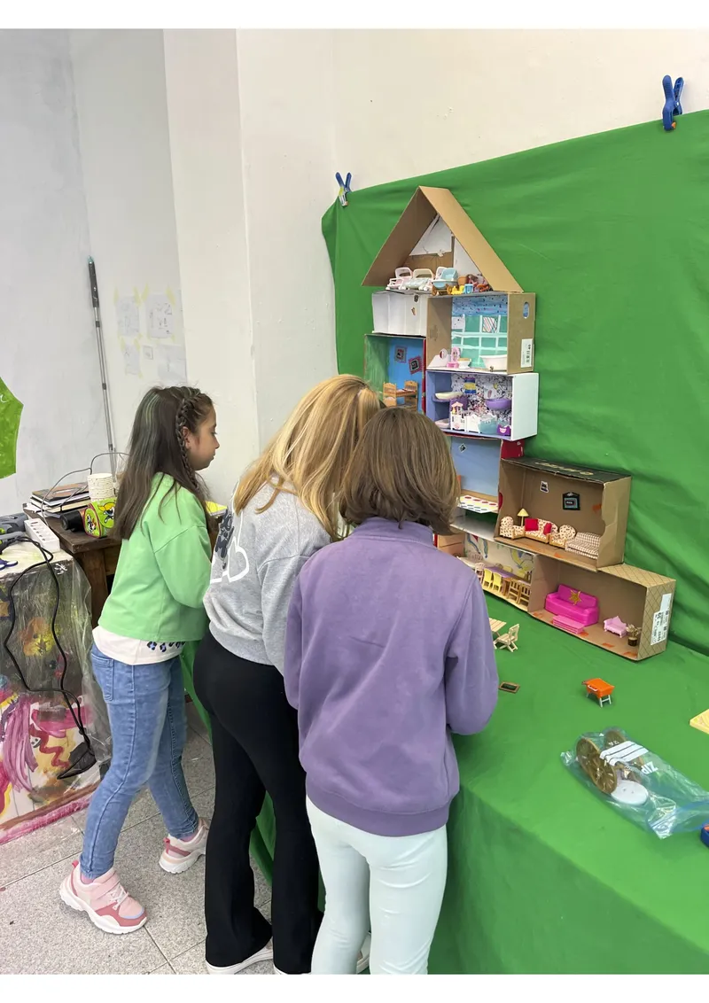 Casa de cartón construida por los peques en el taller