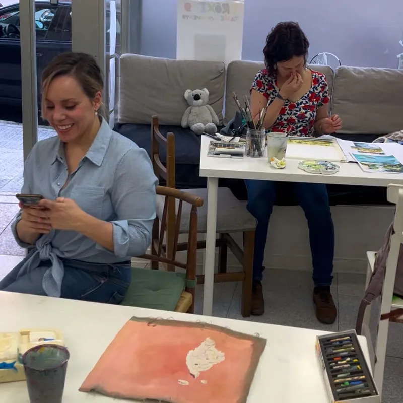 Mesa de trabajo del taller BiGGeR con materiales de pintura y cerámica a mano