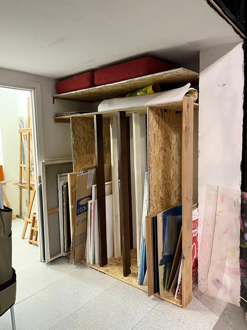Mueble de almacenaje hecho a mano, con lienzos y trabajos guardados