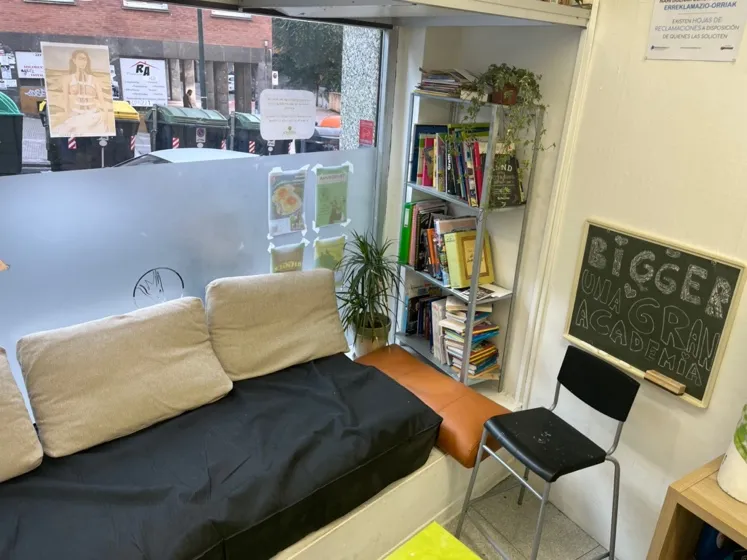 Entrada del taller BiGGeR, con el sofá y la estantería de libros de arte