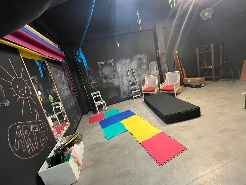 Zona de expresión corporal del taller, con telas aéreas colgando del techo