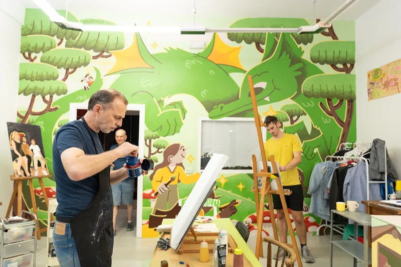 Clase ante el mural del dragón de BiGGeR