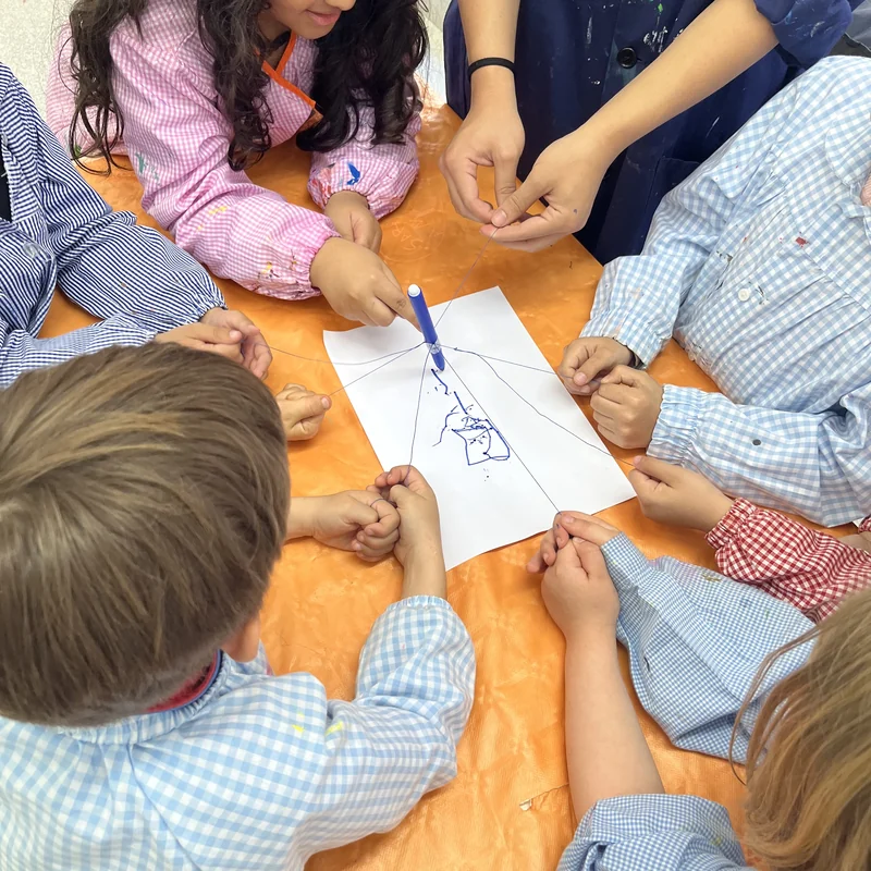 Grupo de niños y niñas dibujando juntos en el taller BiGGeR