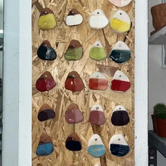 Muestrario de esmaltes de cerámica del taller BiGGeR