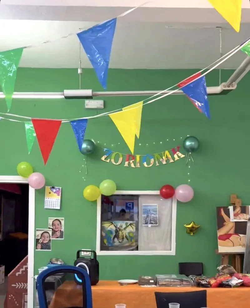 Sala del taller decorada con banderines y globos para un cumpleaños
