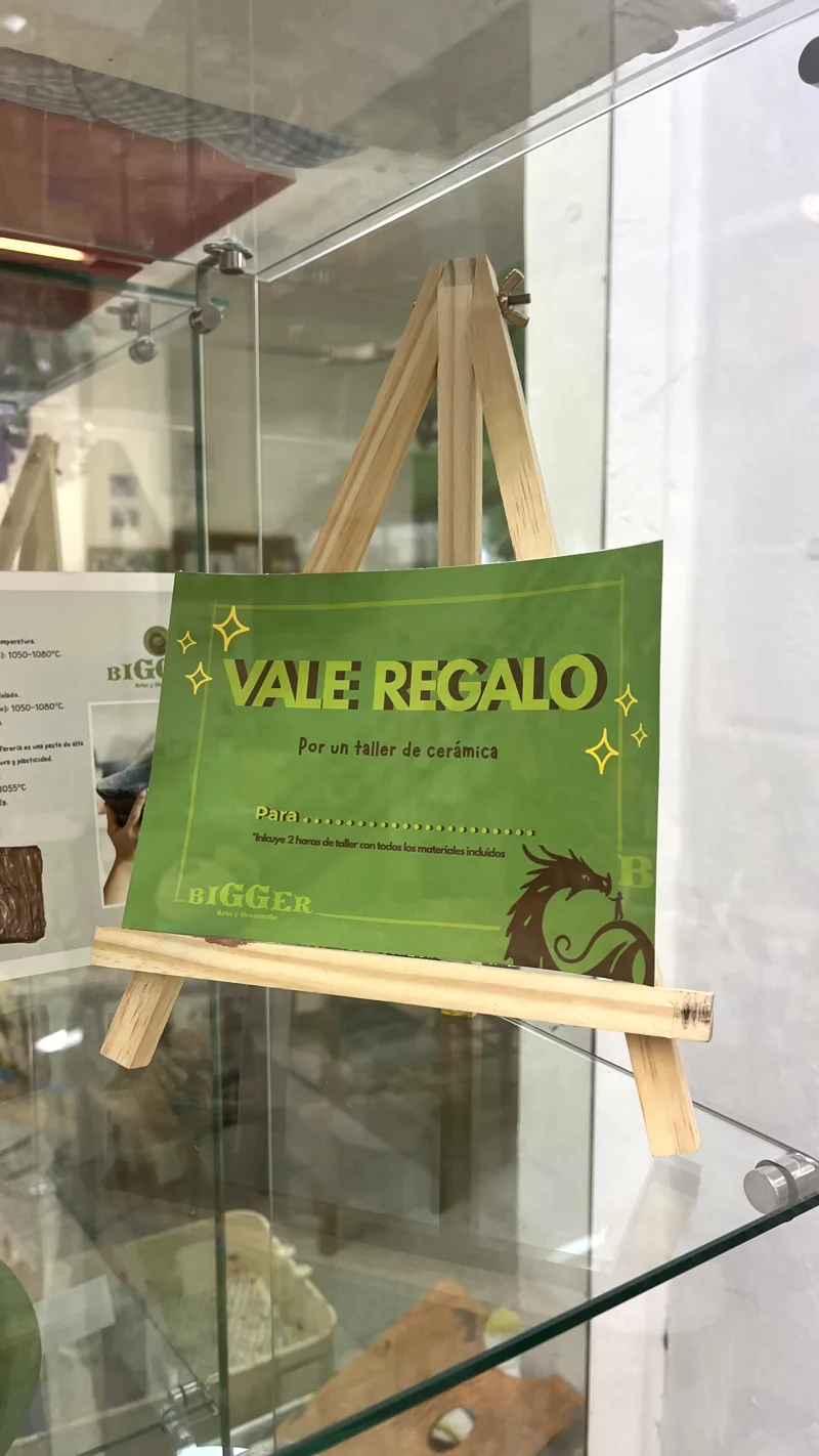 Vale regalo de BiGGeR sobre un caballete